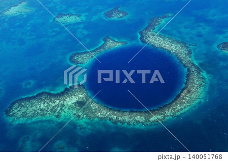 世界遺産ベリーズのブルーホール サンゴ礁に囲まれた深い青の円形海洞を空から望む 世界遺産ベリーズのブルーホール サンゴ礁に囲まれた深い青の円形海洞を空から望む 140051768