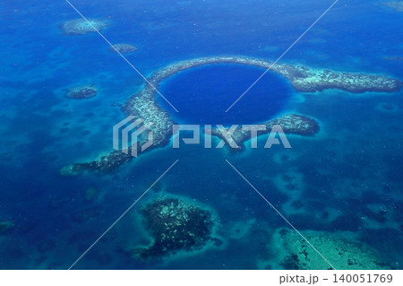 世界遺産ベリーズのブルーホール サンゴ礁に囲まれた深い青の円形海洞を空から望む 世界遺産ベリーズのブルーホール サンゴ礁に囲まれた深い青の円形海洞を空から望む 140051769