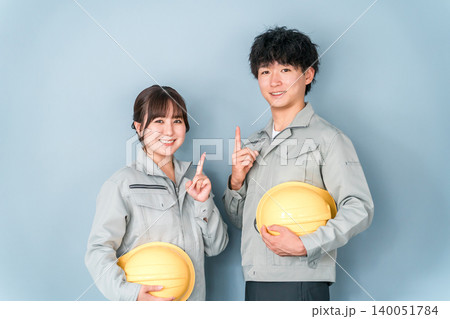 工場などの中小企業で働く作業着を着た従業員・スタッフ(ビジネスマン・ビジネスウーマン) 工場などの中小企業で働く作業着を着た従業員・スタッフ(ビジネスマン・ビジネスウーマン) 140051784