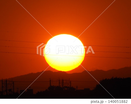 オレンジ色に染まる夕焼けと沈みゆく太陽 140051882