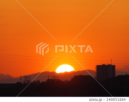 オレンジ色に染まる夕焼けと沈みゆく太陽 オレンジ色に染まる夕焼けと沈みゆく太陽 140051884