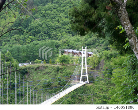 山奥に架かる吊り橋と向こうのコテージ 山奥に架かる吊り橋と向こうのコテージ 140051896