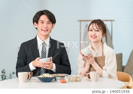 ダイニングテーブルで朝食,朝ごはんを食べる夫婦,カップル 140051936