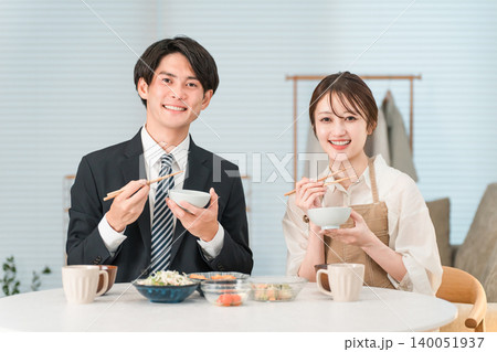 ダイニングテーブルで朝食,朝ごはんに白米を食べる夫婦,カップル ダイニングテーブルで朝食,朝ごはんに白米を食べる夫婦,カップル 140051937