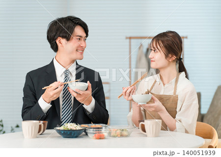 ダイニングテーブルで朝食,朝ごはんを食べる夫婦,カップル ダイニングテーブルで朝食,朝ごはんを食べる夫婦,カップル 140051939