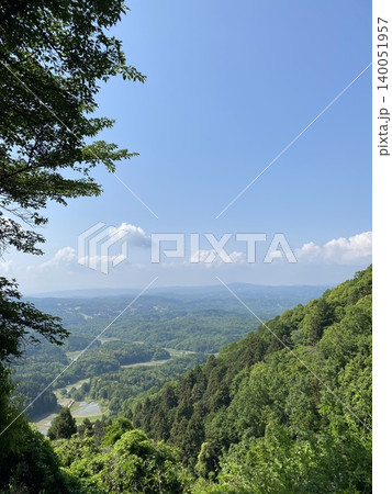 新緑の山々と青空が広がる高原の眺望風景 新緑の山々と青空が広がる高原の眺望風景 140051957