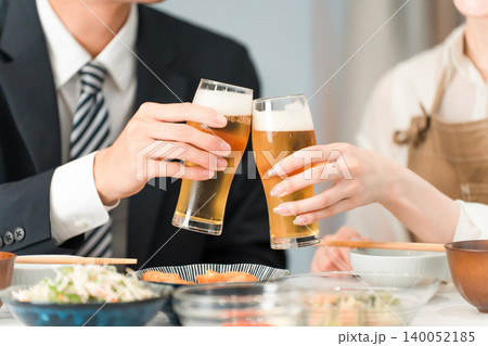 マイホームのダイニングテーブルで食事,晩酌をする若いアジア人夫婦,カップルの手元 マイホームのダイニングテーブルで食事,晩酌をする若いアジア人夫婦,カップルの手元 140052185