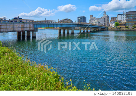 島根県松江市八軒屋公園から松江大橋と対岸の街並み(末次本町など)を見る 島根県松江市八軒屋公園から松江大橋と対岸の街並み(末次本町など)を見る 140052195