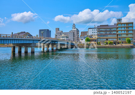 島根県松江市八軒屋公園から松江大橋と対岸の街並み(末次本町など)を見る 島根県松江市八軒屋公園から松江大橋と対岸の街並み(末次本町など)を見る 140052197