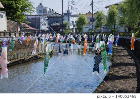 風に揺れるうずまの鯉のぼり 140052469