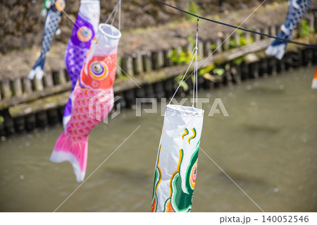 風に揺れるうずまの鯉のぼり 風に揺れるうずまの鯉のぼり 140052546