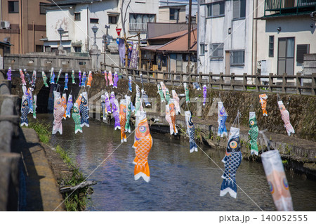 風に揺れるうずまの鯉のぼり 風に揺れるうずまの鯉のぼり 140052555
