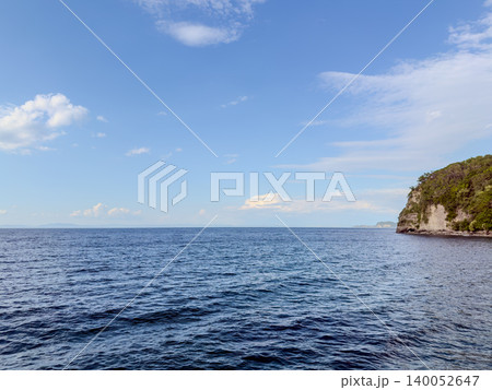 青く広がる海と岬、初夏の穏やかな風景 青く広がる海と岬、初夏の穏やかな風景 140052647