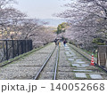 桜並木を歩く人 140052668