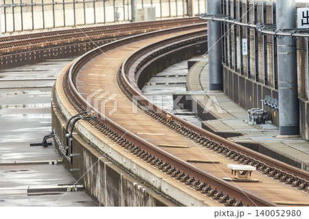 日本の鉄道インフラ 新幹線のスラブ軌道と美しいカーブを描いた線路【北陸新幹線 福井駅】 日本の鉄道インフラ 新幹線のスラブ軌道と美しいカーブを描いた線路【北陸新幹線 福井駅】 140052980