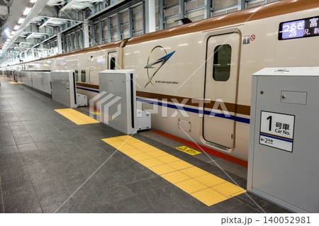 北陸新幹線 W7系「つるぎ」 富山行き 敦賀駅に停車中の車両と可動式ホーム柵 北陸新幹線 W7系「つるぎ」 富山行き 敦賀駅に停車中の車両と可動式ホーム柵 140052981