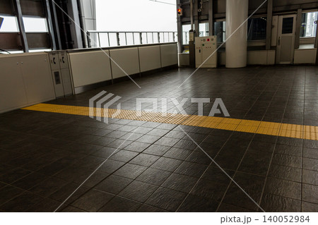 新幹線の駅ホームと可動式ホーム柵(ホームドア)と点字ブロック 新幹線の駅ホームと可動式ホーム柵(ホームドア)と点字ブロック 140052984