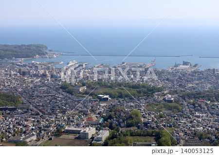 春の北海道、春の小樽、風薫る五月の北海道小樽、港町小樽を天狗山展望台から眺める、北海道三大夜景の小樽 140053125