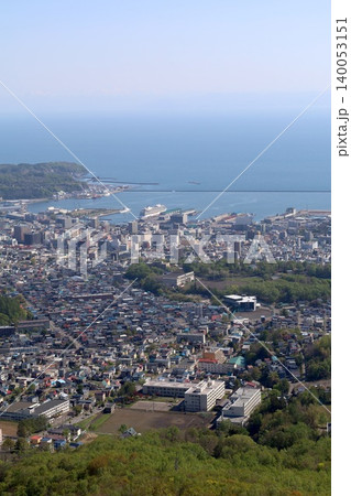 春の北海道、春の小樽、風薫る五月の北海道小樽、港町小樽を天狗山展望台から眺める、北海道三大夜景の小樽 140053151