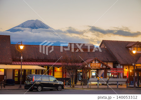 Kawaguchiko Station in sunset time is connected to many train and bus lines and is an important tourist destination with the backdrop of Mount Fuji. 140053312