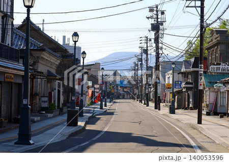 五月初旬の北海道、五月初旬の小樽、春の小樽、堺町本通りを抜ける。小樽一の土産屋街、堺町通り 五月初旬の北海道、五月初旬の小樽、春の小樽、堺町本通りを抜ける。小樽一の土産屋街、堺町通り 140053596