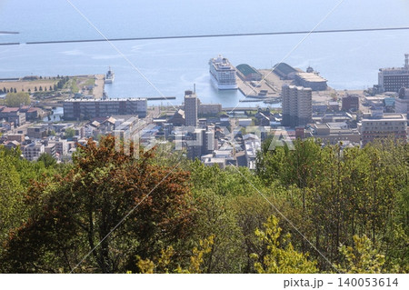 五月初旬の北海道、五月初旬の小樽、春の小樽、堺通りを抜け商大通り、地獄坂をのぼり旭展望台から望む小樽 140053614