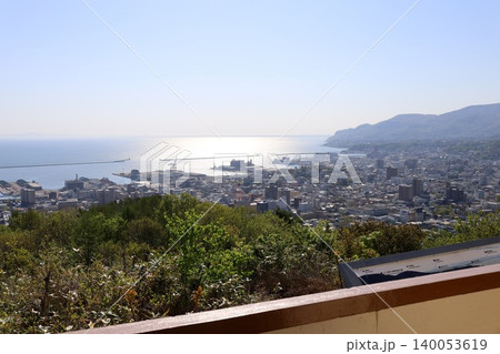五月初旬の北海道、五月初旬の小樽、春の小樽、堺通りを抜け商大通り、地獄坂をのぼり旭展望台から望む小樽 五月初旬の北海道、五月初旬の小樽、春の小樽、堺通りを抜け商大通り、地獄坂をのぼり旭展望台から望む小樽 140053619