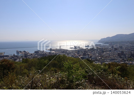 五月初旬の北海道、五月初旬の小樽、春の小樽、堺通りを抜け商大通り、地獄坂をのぼり旭展望台から望む小樽 五月初旬の北海道、五月初旬の小樽、春の小樽、堺通りを抜け商大通り、地獄坂をのぼり旭展望台から望む小樽 140053624