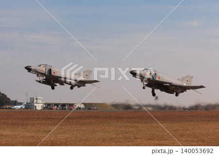 編隊離陸する航空自衛隊F-4EJ改ファントムⅡ戦闘機 編隊離陸する航空自衛隊F-4EJ改ファントムⅡ戦闘機 140053692