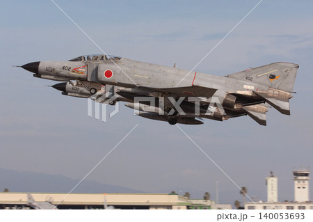 編隊離陸する航空自衛隊F-4EJ改ファントムⅡ戦闘機 編隊離陸する航空自衛隊F-4EJ改ファントムⅡ戦闘機 140053693