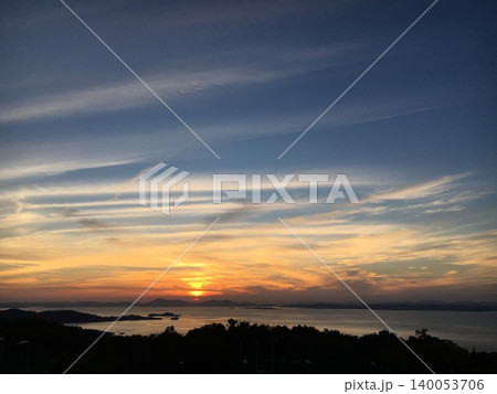 瀬戸内海に沈む夕日と幻想的な夕焼け空 瀬戸内海に沈む夕日と幻想的な夕焼け空 140053706