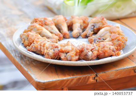 fried chick with fried garlic or chicken wings or deep fried chicken , fried chicken 140053737