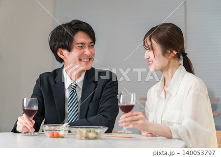 夜のダイニングテーブルでワインを楽しむ夫婦,カップル 140053797