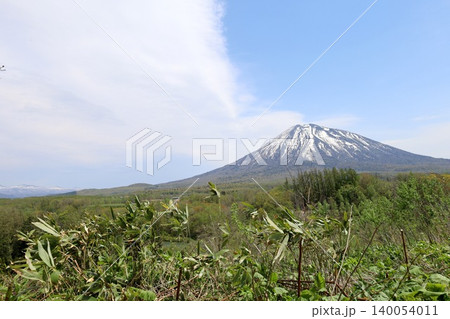 五月の北海道、ニセコ、倶知安、蝦夷富士、羊蹄山、ようてい、残雪残る羊蹄山、青空に映える北海道の雄 140054011