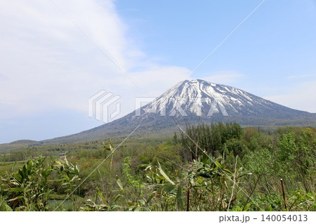 五月の北海道、ニセコ、倶知安、蝦夷富士、羊蹄山、ようてい、残雪残る羊蹄山、青空に映える北海道の雄 五月の北海道、ニセコ、倶知安、蝦夷富士、羊蹄山、ようてい、残雪残る羊蹄山、青空に映える北海道の雄 140054013