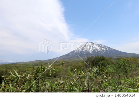 五月の北海道、ニセコ、倶知安、蝦夷富士、羊蹄山、ようてい、残雪残る羊蹄山、青空に映える北海道の雄 五月の北海道、ニセコ、倶知安、蝦夷富士、羊蹄山、ようてい、残雪残る羊蹄山、青空に映える北海道の雄 140054014