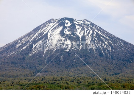 五月の北海道、ニセコ、倶知安、蝦夷富士、羊蹄山、ようてい、残雪残る羊蹄山、青空に映える北海道の雄 五月の北海道、ニセコ、倶知安、蝦夷富士、羊蹄山、ようてい、残雪残る羊蹄山、青空に映える北海道の雄 140054025