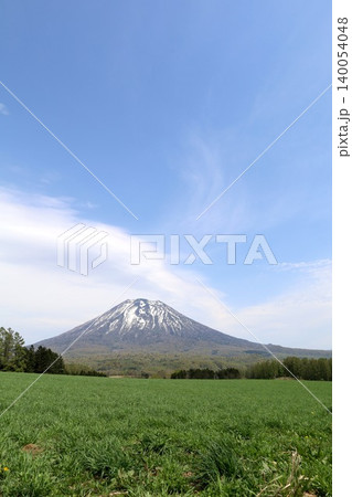 五月の北海道、ニセコ、倶知安、蝦夷富士、羊蹄山、ようてい、残雪残る羊蹄山、青空に映える北海道の雄 140054048