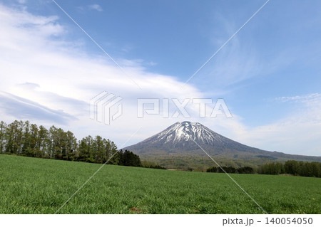 五月の北海道、ニセコ、倶知安、蝦夷富士、羊蹄山、ようてい、残雪残る羊蹄山、青空に映える北海道の雄 140054050