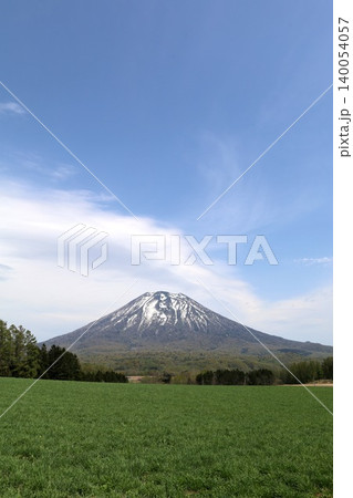 五月の北海道、ニセコ、倶知安、蝦夷富士、羊蹄山、ようてい、残雪残る羊蹄山、青空に映える北海道の雄 五月の北海道、ニセコ、倶知安、蝦夷富士、羊蹄山、ようてい、残雪残る羊蹄山、青空に映える北海道の雄 140054057