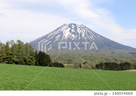 五月の北海道、ニセコ、倶知安、蝦夷富士、羊蹄山、ようてい、残雪残る羊蹄山、青空に映える北海道の雄 140054069