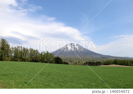 五月の北海道、ニセコ、倶知安、蝦夷富士、羊蹄山、ようてい、残雪残る羊蹄山、青空に映える北海道の雄 140054072