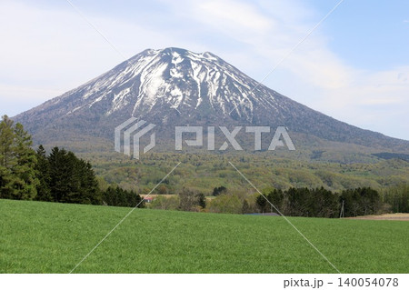 五月の北海道、ニセコ、倶知安、蝦夷富士、羊蹄山、ようてい、残雪残る羊蹄山、青空に映える北海道の雄 140054078
