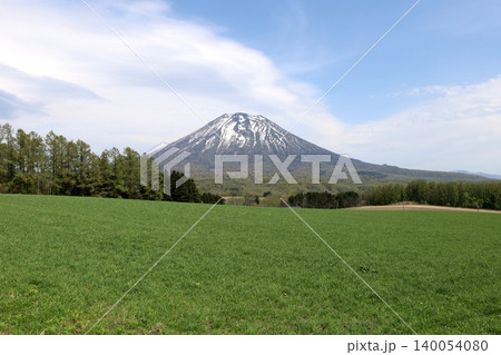 五月の北海道、ニセコ、倶知安、蝦夷富士、羊蹄山、ようてい、残雪残る羊蹄山、青空に映える北海道の雄 五月の北海道、ニセコ、倶知安、蝦夷富士、羊蹄山、ようてい、残雪残る羊蹄山、青空に映える北海道の雄 140054080