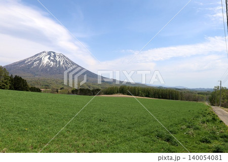 五月の北海道、ニセコ、倶知安、蝦夷富士、羊蹄山、ようてい、残雪残る羊蹄山、青空に映える北海道の雄 140054081