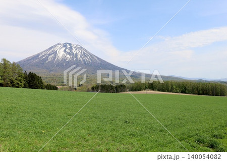 五月の北海道、ニセコ、倶知安、蝦夷富士、羊蹄山、ようてい、残雪残る羊蹄山、青空に映える北海道の雄 五月の北海道、ニセコ、倶知安、蝦夷富士、羊蹄山、ようてい、残雪残る羊蹄山、青空に映える北海道の雄 140054082