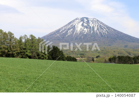 五月の北海道、ニセコ、倶知安、蝦夷富士、羊蹄山、ようてい、残雪残る羊蹄山、青空に映える北海道の雄 140054087