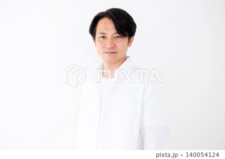 白いシャツを着た若々しいミドル男性のポートレート白バック 白いシャツを着た若々しいミドル男性のポートレート白バック 140054124