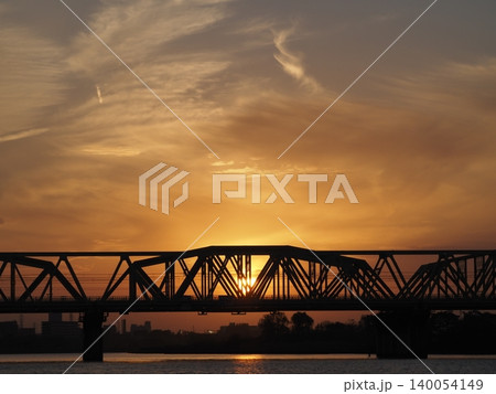 オレンジ色の夕焼けとJR荒川鉄橋のシルエット オレンジ色の夕焼けとJR荒川鉄橋のシルエット 140054149