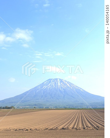 五月の北海道、ニセコ、倶知安、蝦夷富士、羊蹄山、ようてい、残雪残る羊蹄山、青空に映える北海道の雄 140054165